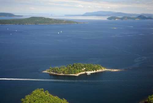 Scenic Gulf Island photo